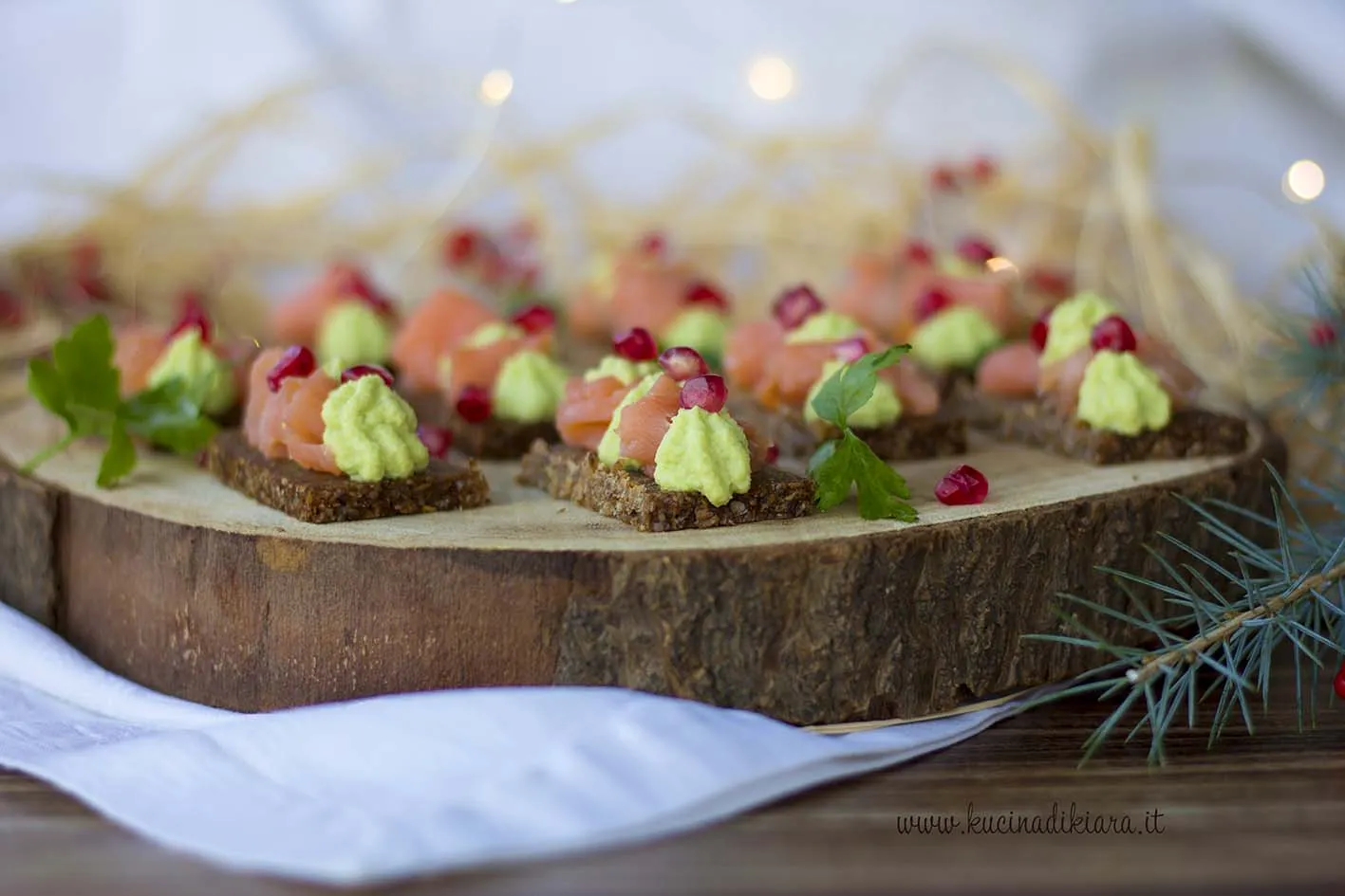 Tartine di segale con salmone e mousse di avocado