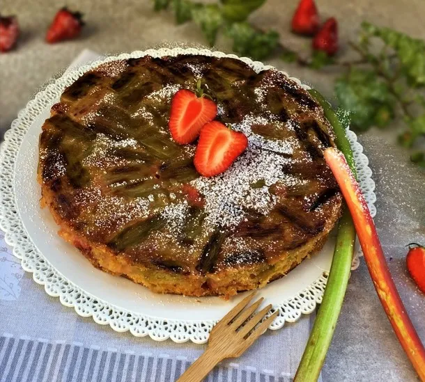 Torta con rabarbaro e fragole