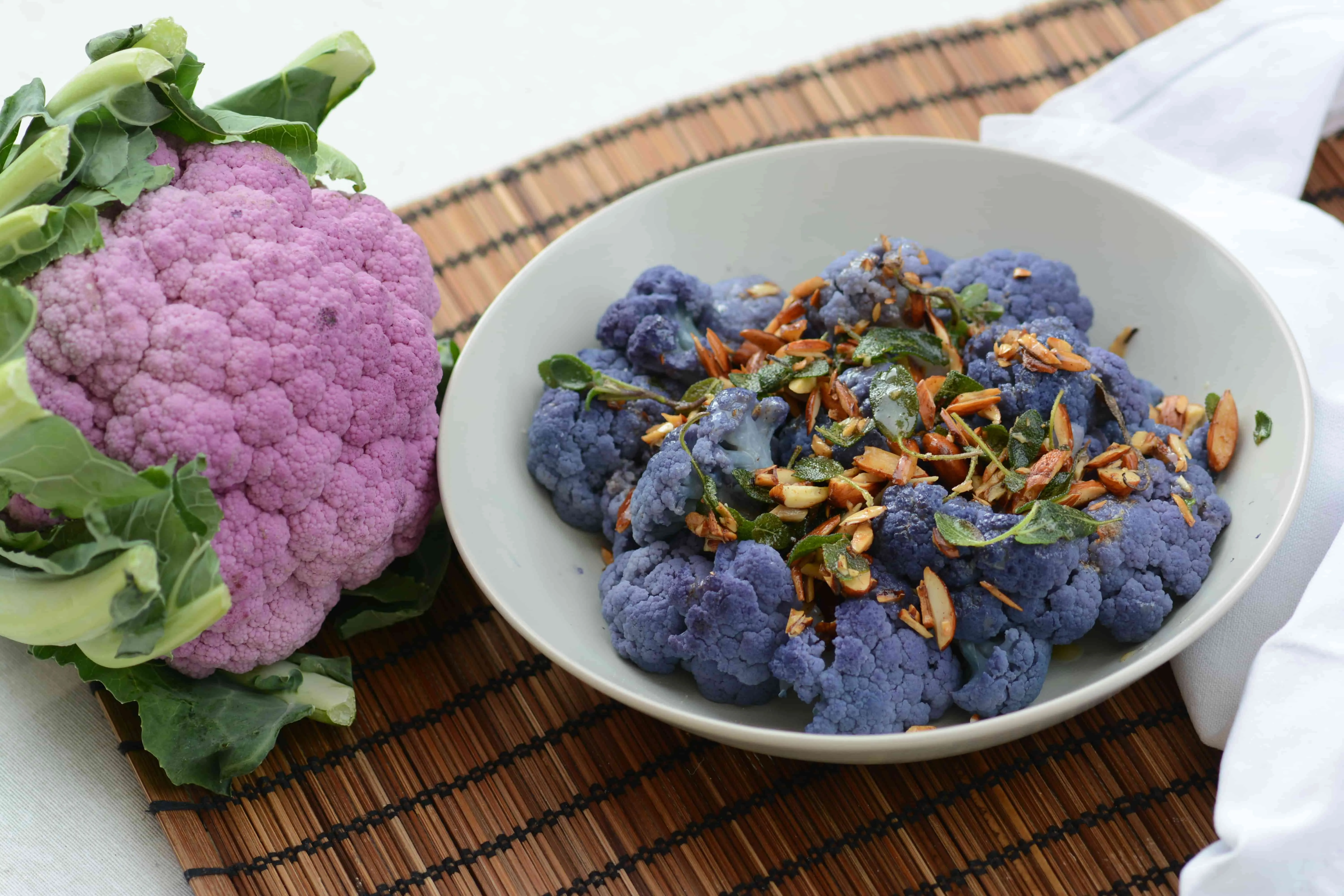 Cavolfiore viola con burro di salvia e mandorle