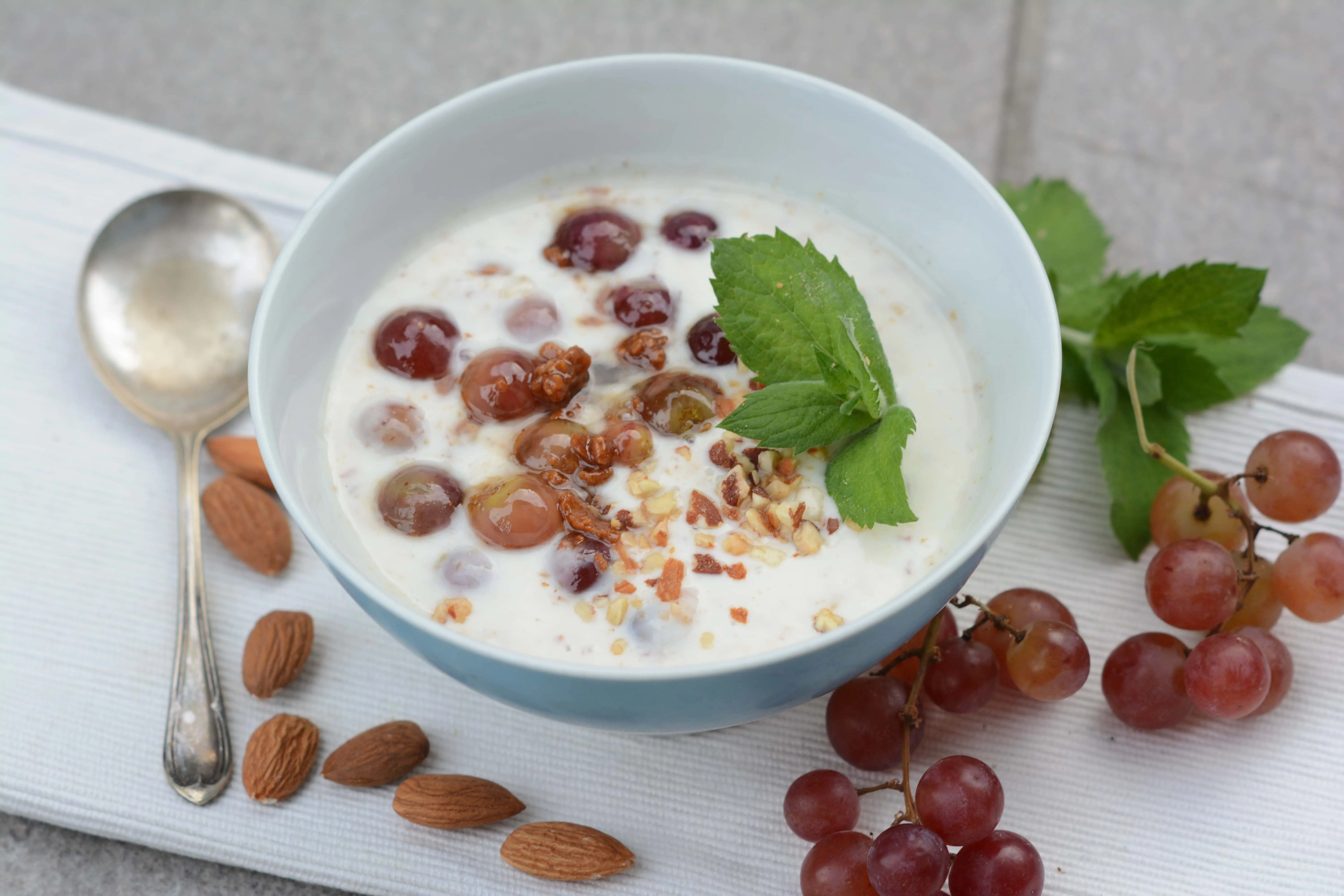 Crema di yogurt con uva caramellata