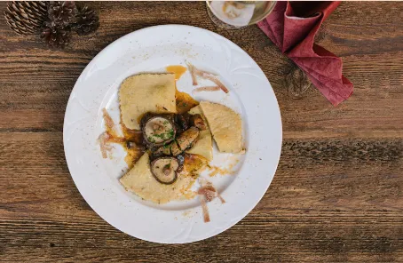 Schüttelbrot-Teigtaschen mit Shiitake-Füllung auf Shiitake-Ragout