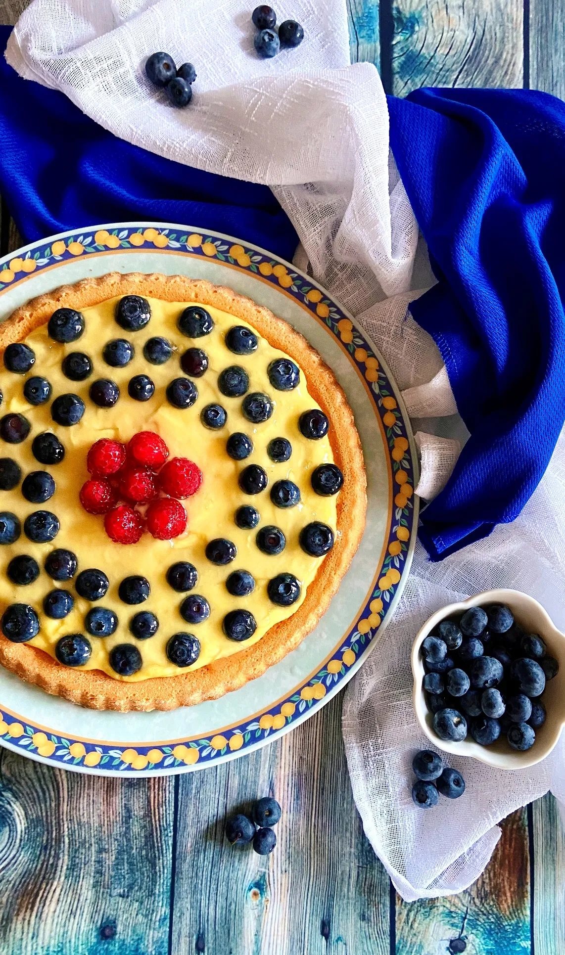 Torta con mirtilli e crema pasticcera