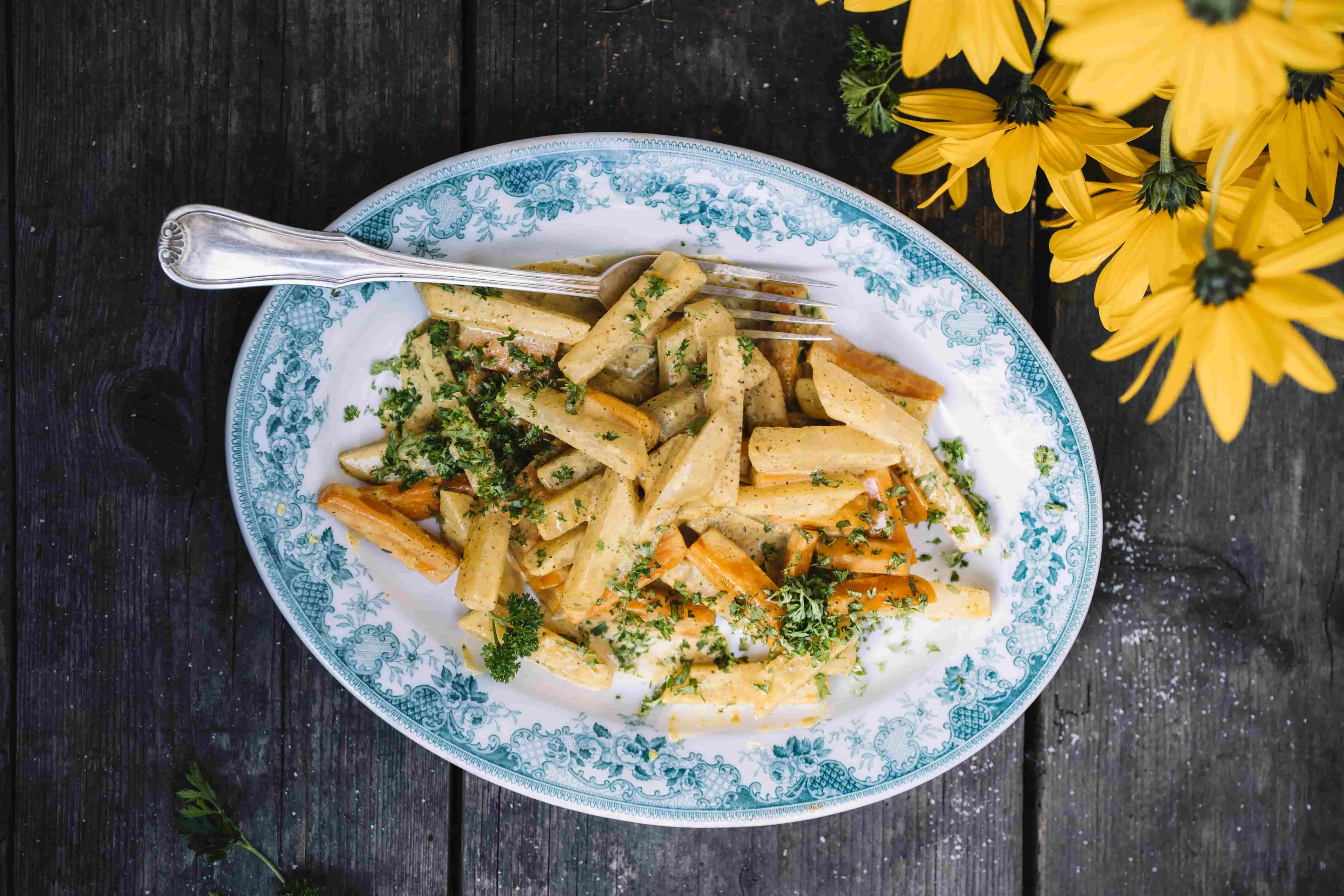 Verdure di cavolo rapa e carote con salsa al curry