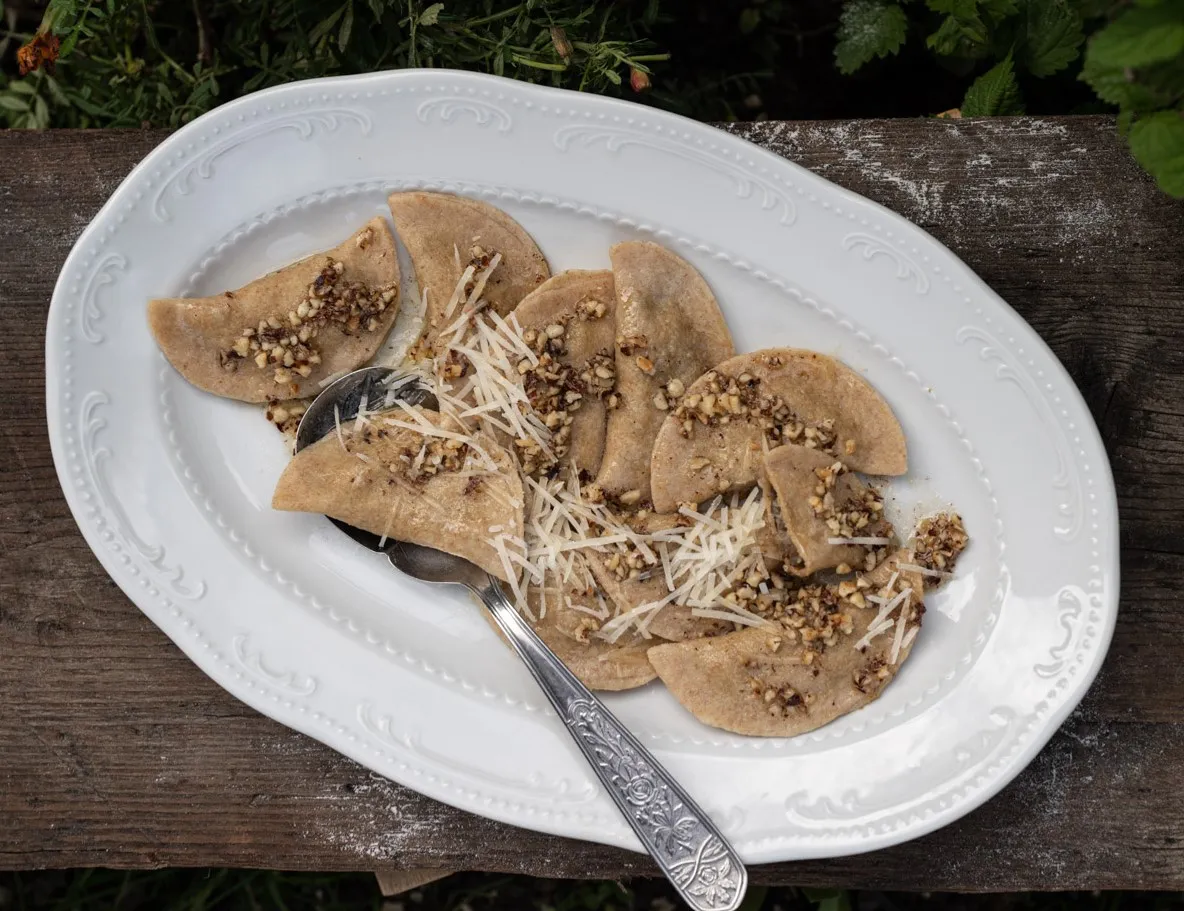 Spinat-Ricotta-Teigtaschen mit Haselnussbutter