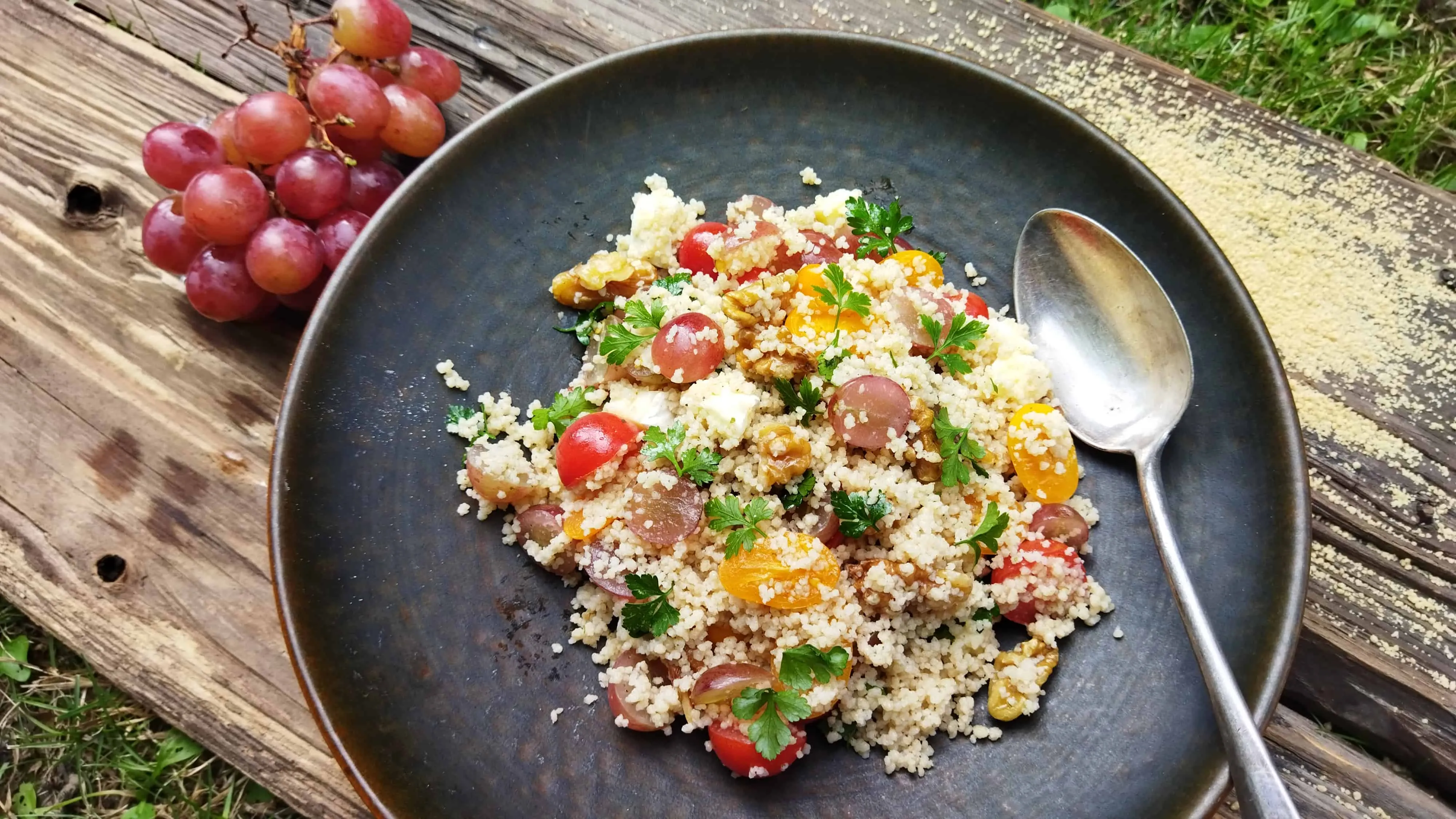 Insalata di couscous con uva