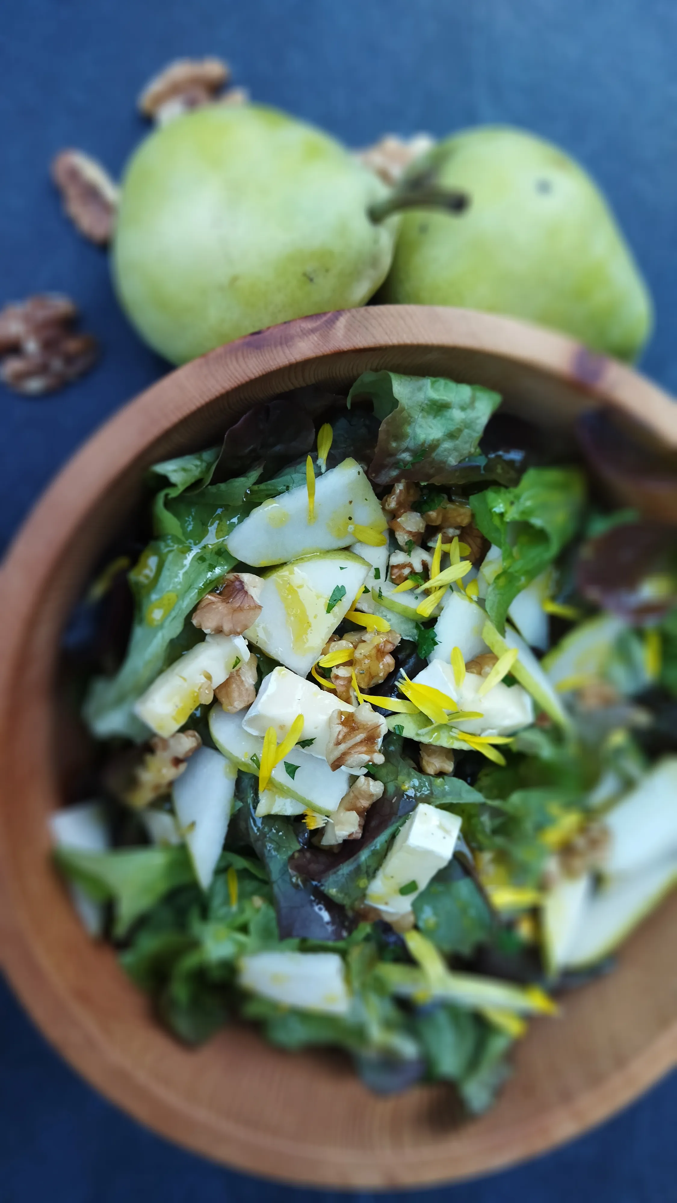Insalata estiva con pere, brie e noci