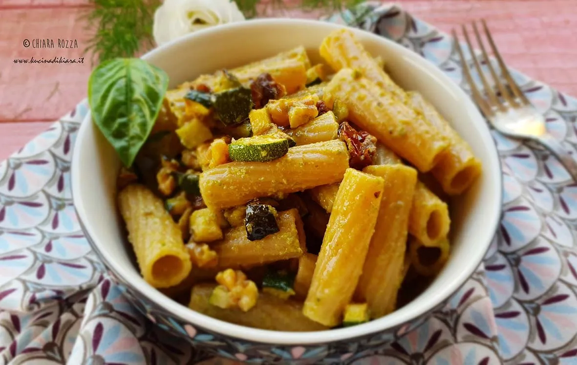 Tortiglioni con pesto di zucchine, noci e pomodorini secchi