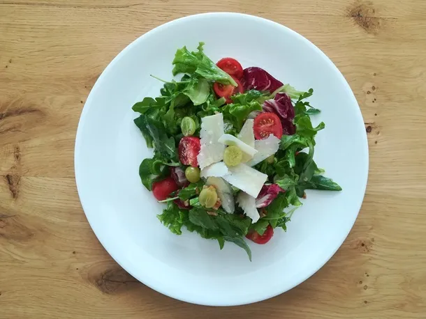 Insalata colorata con uva bianca