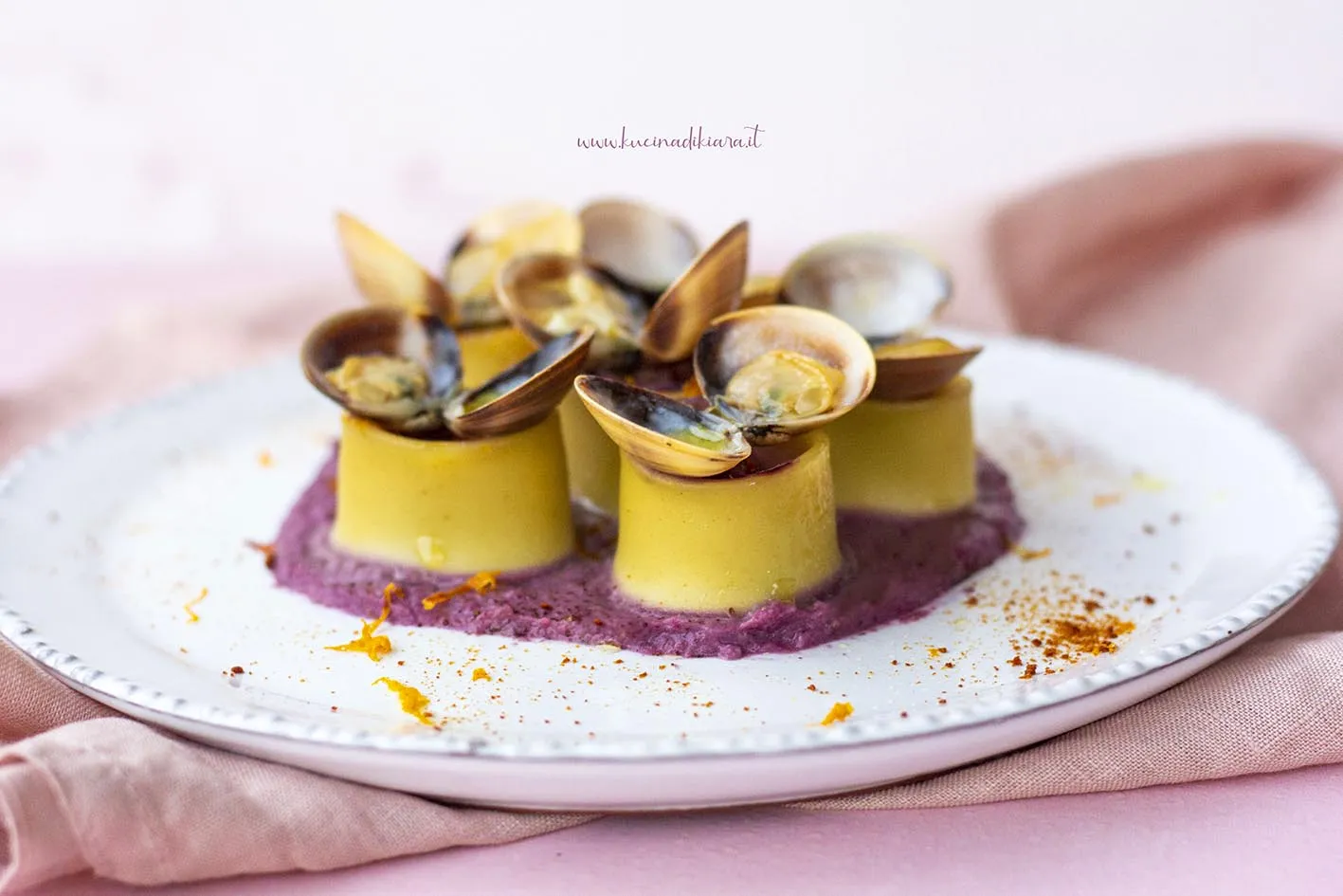 Calamarata su crema di cavolo cappuccio rosso, arancia e vongole