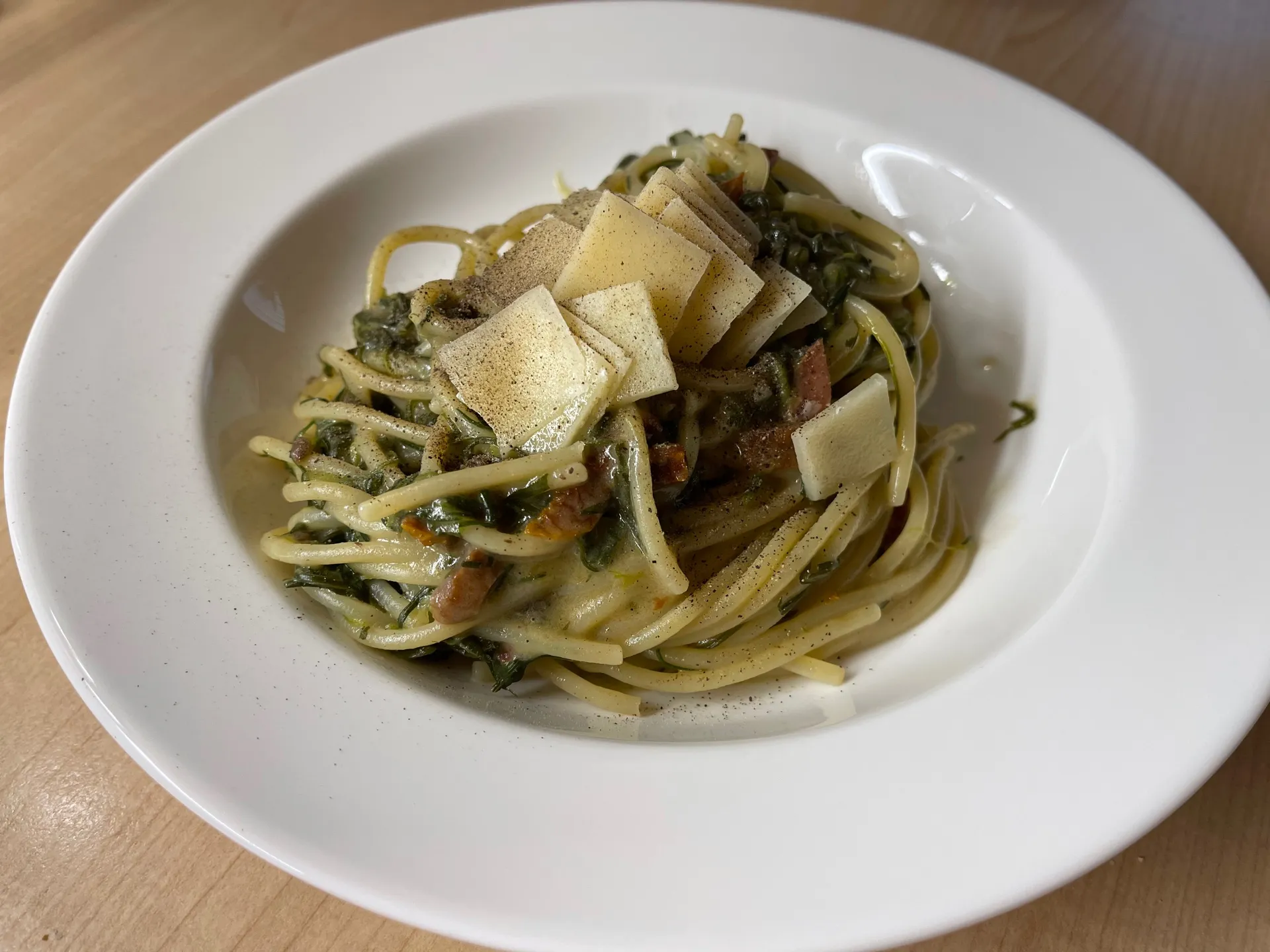 Spaghetti con agretti, pomodori secchi e salame piccante