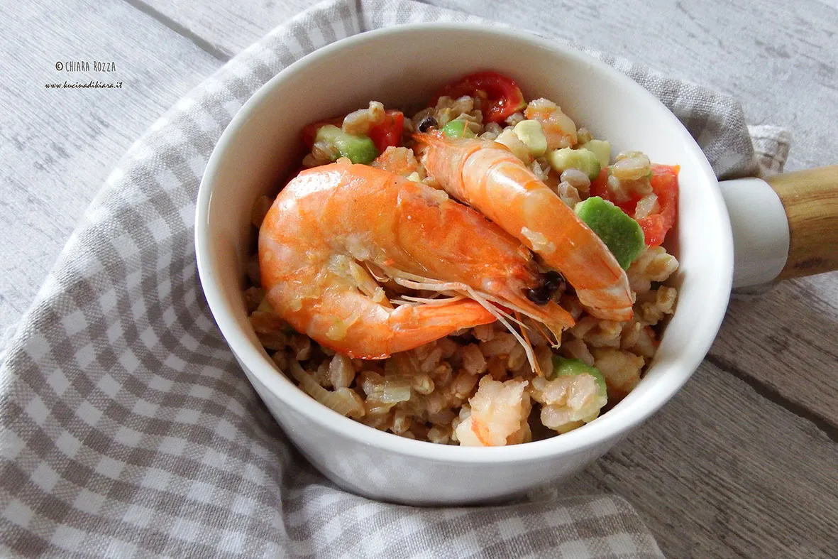 Farro perlato con avocado e tartare scottata di gamberi