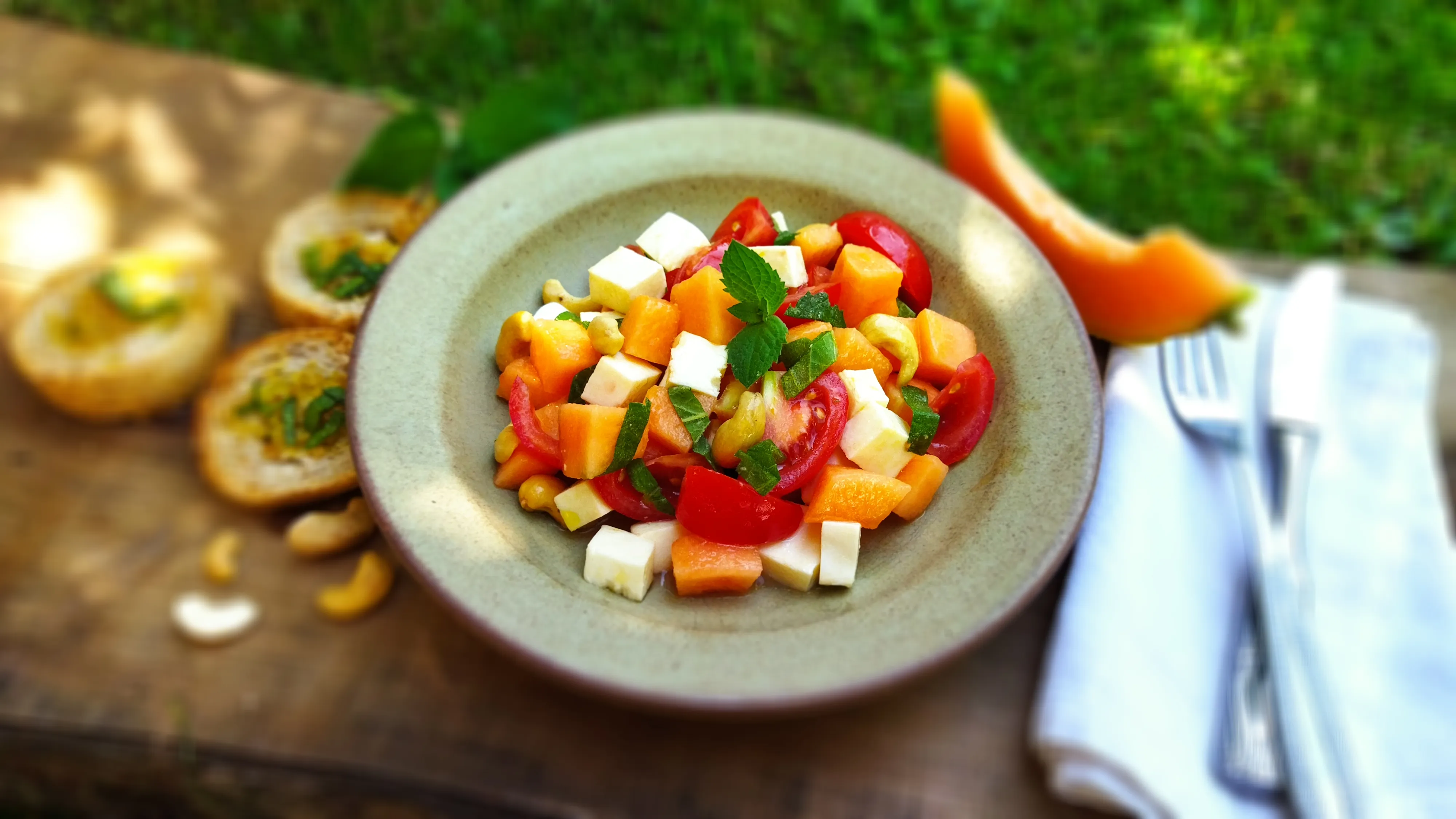 Insalata gustosa con melone e pomodoro e crostini di salvia