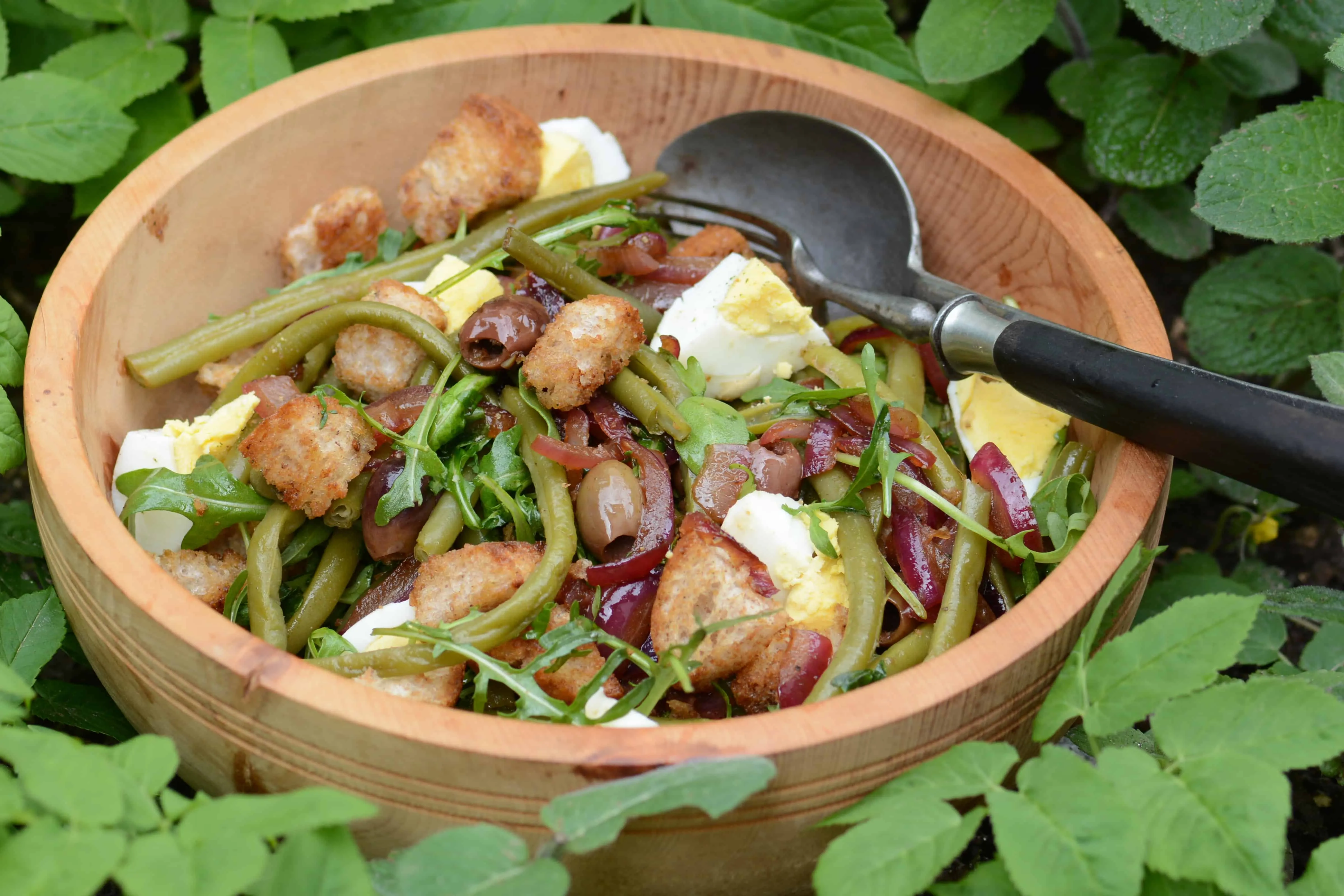 Insalata di fagiolini con cubetti di pane tostato