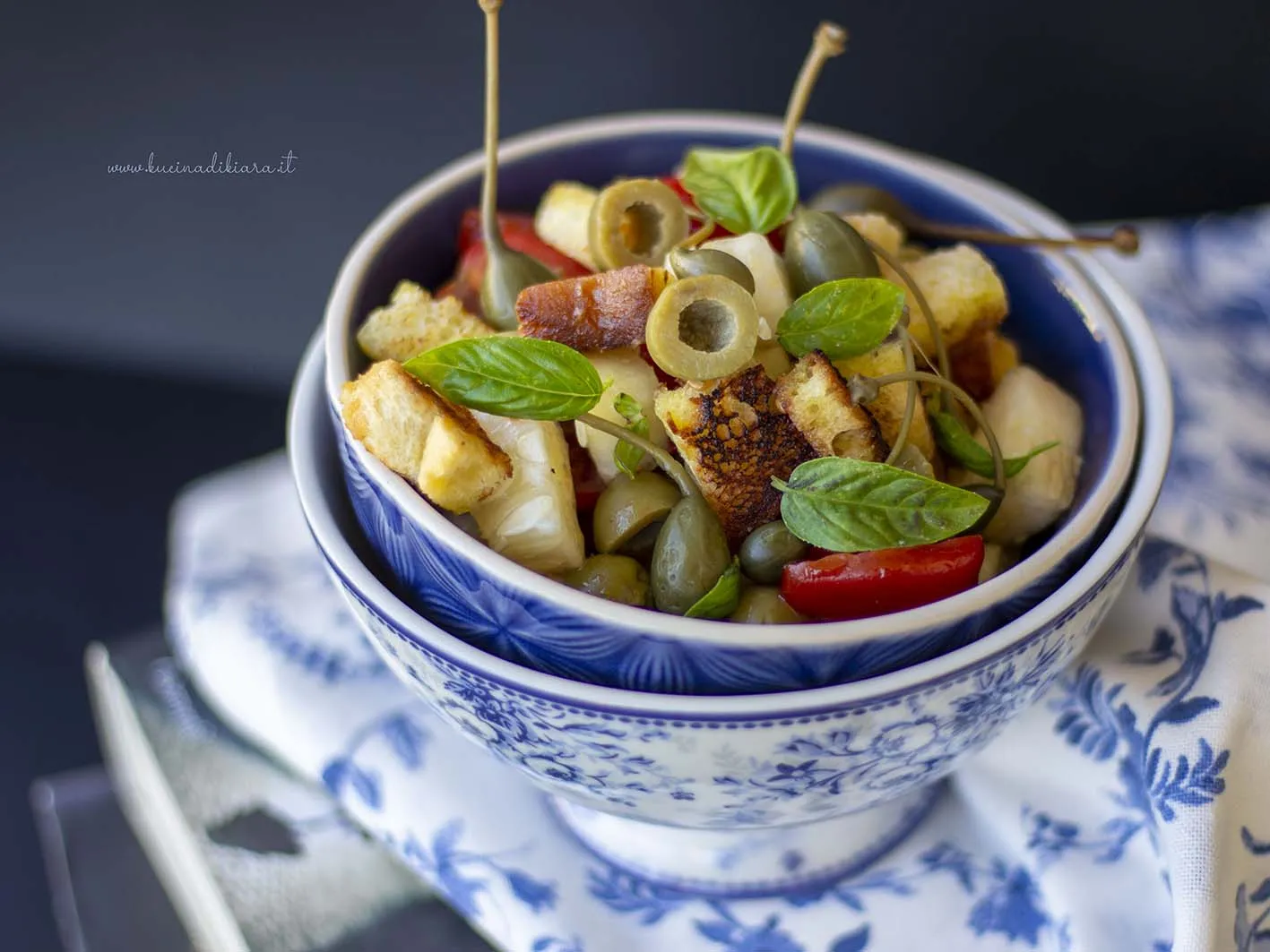 Panzanella con olive verdi, carosello e cucunci