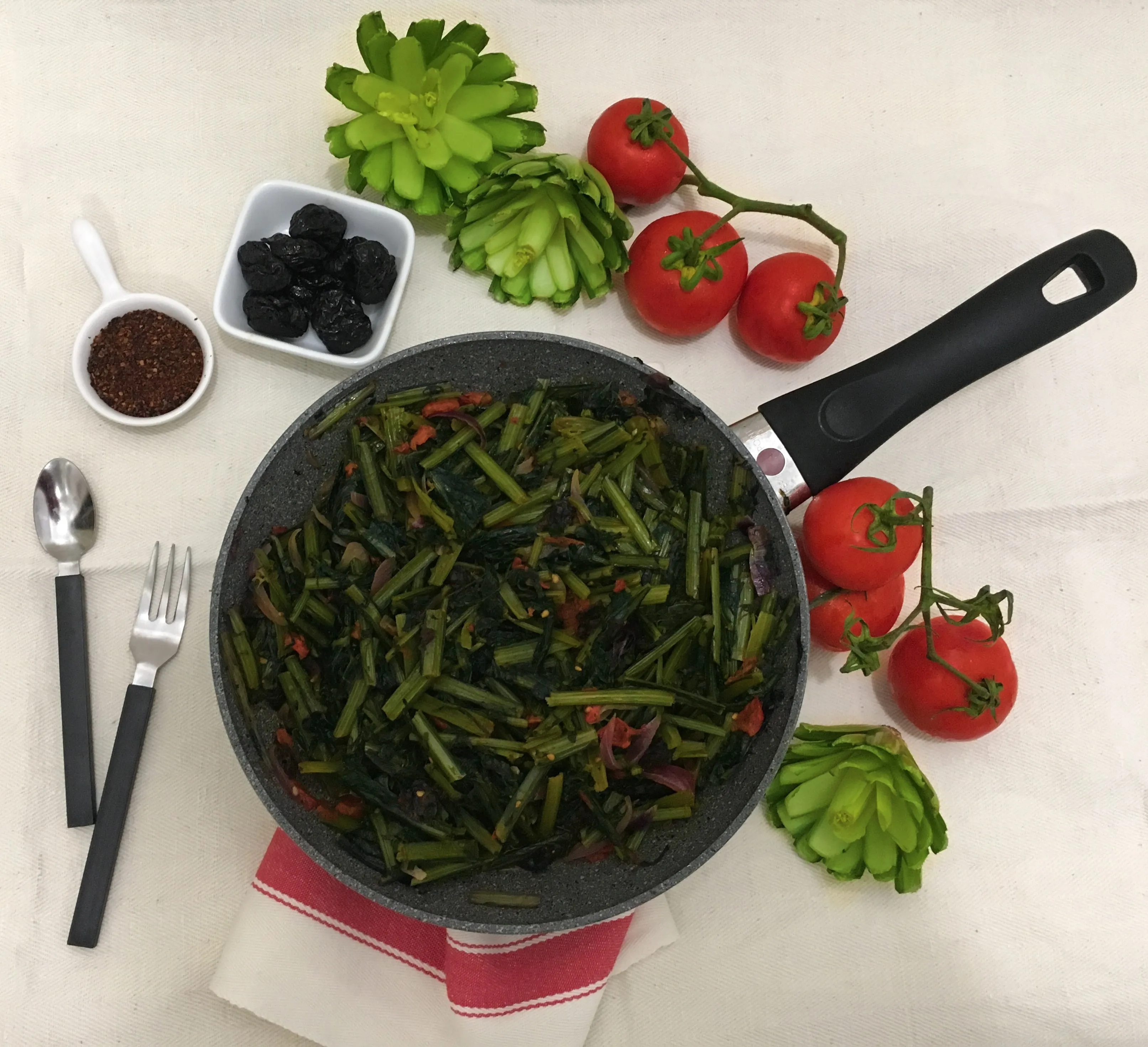 Catalogna con pomodoro, peperoncino e prugne secche