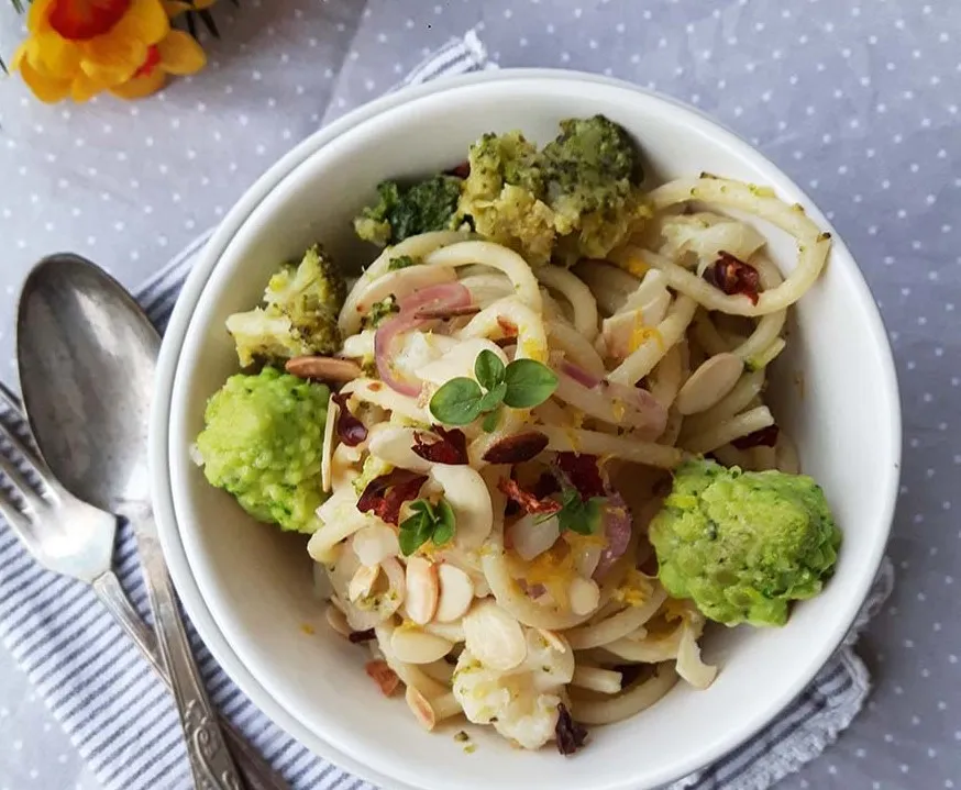 Spaghetti con cavolfiore, broccolo e cavolo cappuccio